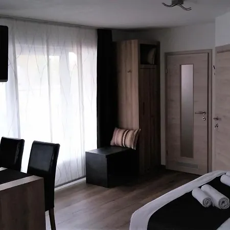 ゲストハウス Yellow Dreamhouse 3*