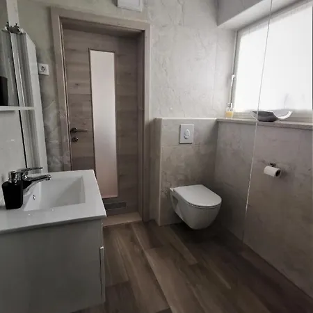 ゲストハウス Yellow Dreamhouse ポストイナ