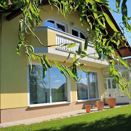 Yellow Dreamhouse ゲストハウス ポストイナ