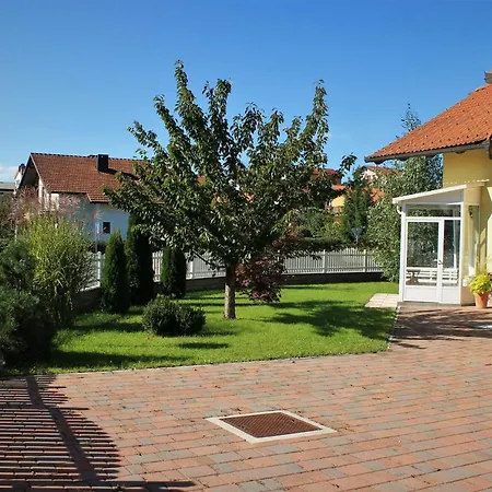 Yellow Dreamhouse ゲストハウス 3*